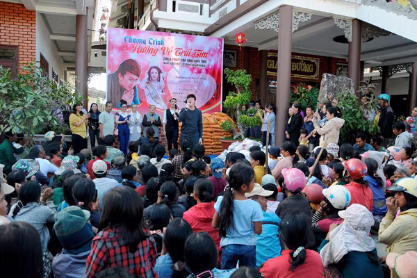 Hoa hậu Lê Thanh Thúy giản dị đi làm từ thiện ảnh 4 Hoa hậu Lê Thanh Thúy giản dị đi làm từ thiện ảnh 4