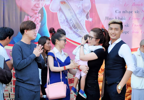 Hoa hậu Lê Thanh Thúy giản dị đi làm từ thiện ảnh 3 Hoa hậu Lê Thanh Thúy giản dị đi làm từ thiện ảnh 3