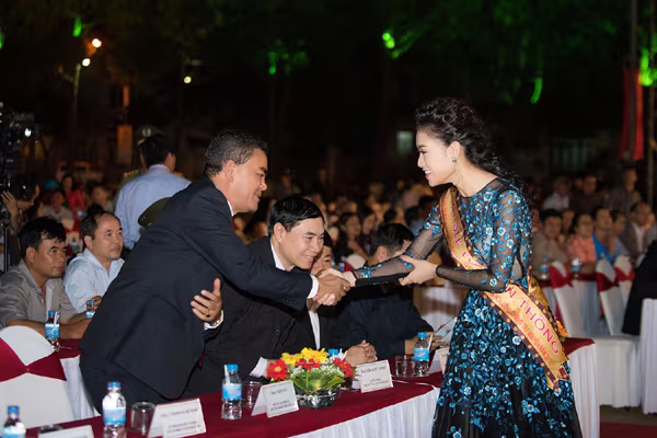 "Cô gái vàng" Ngọc Vân lộng lẫy trong đêm bế mạc lễ hội café ảnh 1