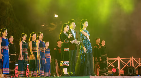 "Cô gái vàng" Ngọc Vân lộng lẫy trong đêm bế mạc lễ hội café ảnh 4