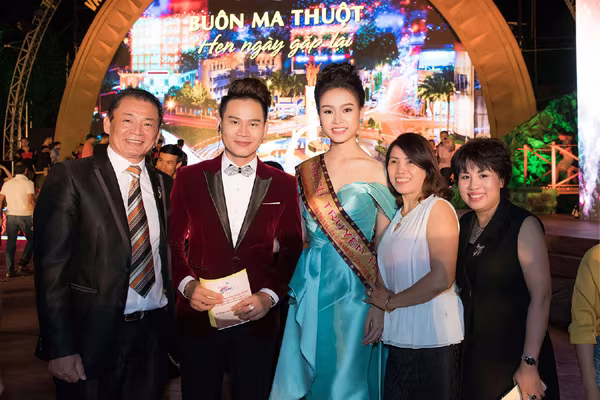 "Cô gái vàng" Ngọc Vân lộng lẫy trong đêm bế mạc lễ hội café ảnh 8