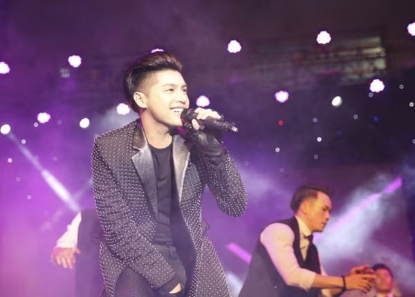 Hoa hậu Lê Thanh Thúy khoe vai trần gợi cảm trên "ghế nóng" ảnh 4