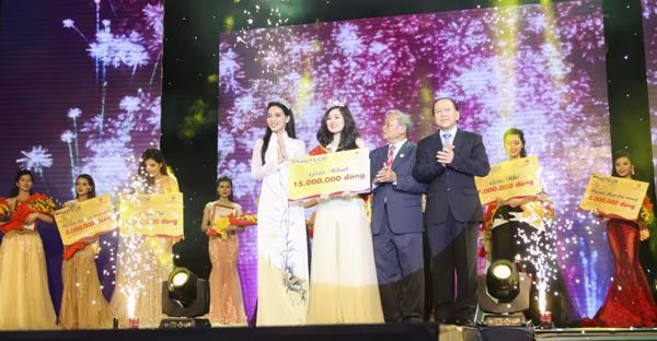 Hoa hậu Lê Thanh Thúy khoe vai trần gợi cảm trên "ghế nóng" ảnh 6