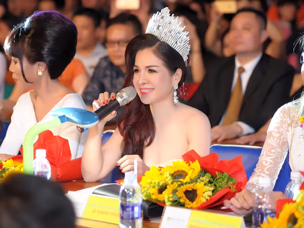 Hoa hậu Lê Thanh Thúy khoe vai trần gợi cảm trên "ghế nóng" ảnh 5