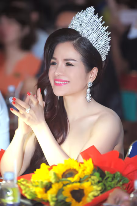 Hoa hậu Lê Thanh Thúy khoe vai trần gợi cảm trên "ghế nóng" ảnh 8