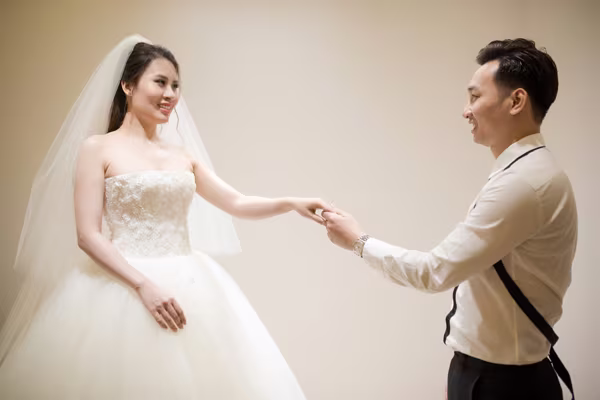 MC Thành Trung đưa vợ hotgirl đi chọn váy cưới ảnh 8 MC Thành Trung đưa vợ hotgirl đi chọn váy cưới ảnh 8