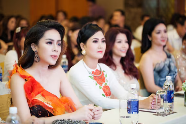 Á hậu Tố Uyên diện váy xẻ gợi cảm làm giám khảo chấm thi người đẹp ảnh 1 Á hậu Tố Uyên diện váy xẻ gợi cảm làm giám khảo chấm thi người đẹp ảnh 1