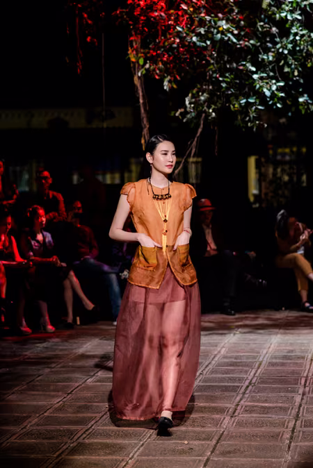 Dàn mẫu trẻ Venus miền Bắc tỏa sáng với trang phục cổ truyền ảnh 1