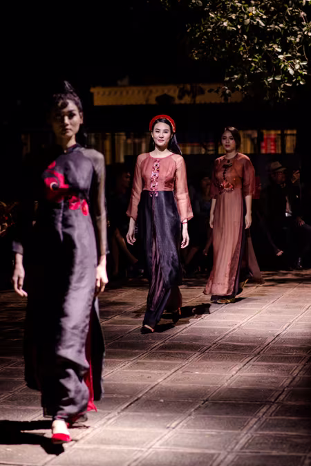 Dàn mẫu trẻ Venus miền Bắc tỏa sáng với trang phục cổ truyền ảnh 11