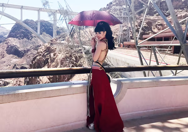 Siêu mẫu Việt Jessica Minh Anh biến đập thủy điện Mỹ thành sàn catwalk ảnh 4