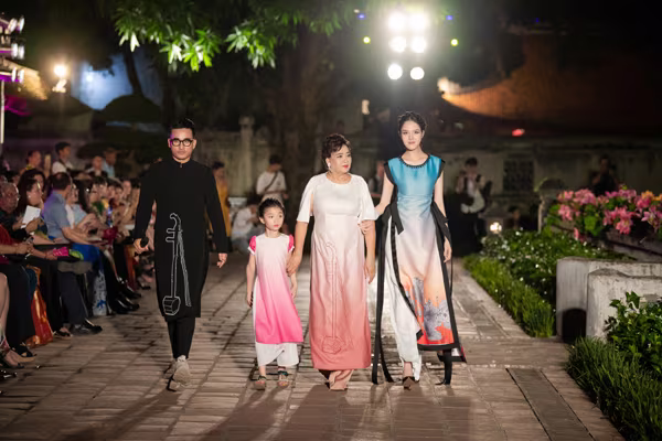 Tái xuất sàn catwalk sau khi sinh con thứ 2, Á hậu Hoàng Anh khoe vóc dáng thon thả ảnh 5 Tái xuất sàn catwalk sau khi sinh con thứ 2, Á hậu Hoàng Anh khoe vóc dáng thon thả ảnh 5