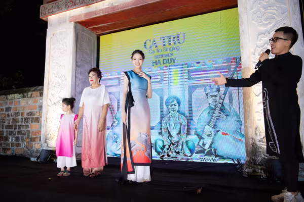 Tái xuất sàn catwalk sau khi sinh con thứ 2, Á hậu Hoàng Anh khoe vóc dáng thon thả ảnh 6 Tái xuất sàn catwalk sau khi sinh con thứ 2, Á hậu Hoàng Anh khoe vóc dáng thon thả ảnh 6