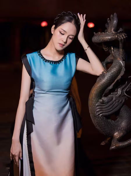 Tái xuất sàn catwalk sau khi sinh con thứ 2, Á hậu Hoàng Anh khoe vóc dáng thon thả ảnh 3 Tái xuất sàn catwalk sau khi sinh con thứ 2, Á hậu Hoàng Anh khoe vóc dáng thon thả ảnh 3