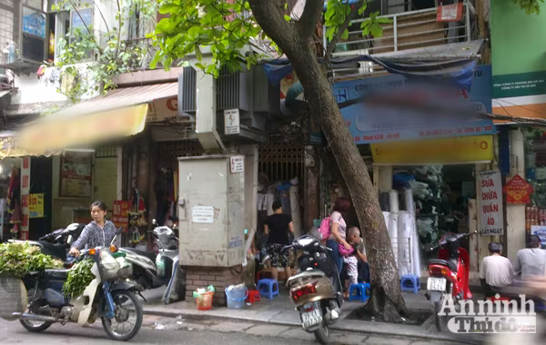 Hà Nội: Giỡn mặt tử thần, thản nhiên sinh hoạt dưới chân trạm biến áp ảnh 1 Hà Nội: Giỡn mặt tử thần, thản nhiên sinh hoạt dưới chân trạm biến áp ảnh 1