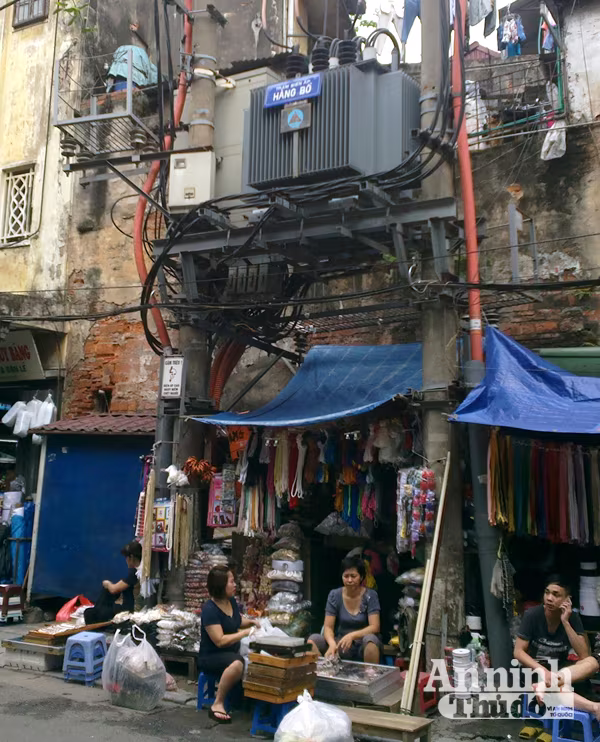 Hà Nội: Giỡn mặt tử thần, thản nhiên sinh hoạt dưới chân trạm biến áp ảnh 4 Hà Nội: Giỡn mặt tử thần, thản nhiên sinh hoạt dưới chân trạm biến áp ảnh 4