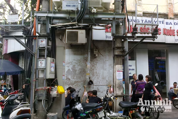 Hà Nội: Giỡn mặt tử thần, thản nhiên sinh hoạt dưới chân trạm biến áp ảnh 6 Hà Nội: Giỡn mặt tử thần, thản nhiên sinh hoạt dưới chân trạm biến áp ảnh 6