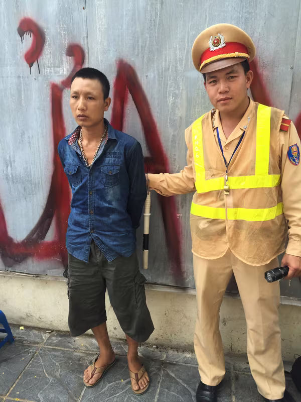 Mang theo ma túy, bỏ xe tháo chạy khi gặp CSGT  ảnh 1