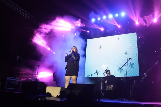 Hàng ngàn sinh viên đội mưa "cháy" trong đêm nhạc hội INED ảnh 2