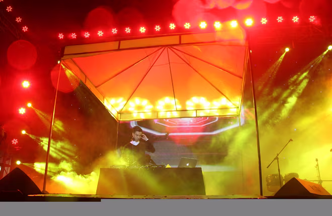 Hàng ngàn sinh viên đội mưa "cháy" trong đêm nhạc hội INED ảnh 6