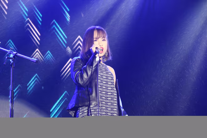 Hàng ngàn sinh viên đội mưa "cháy" trong đêm nhạc hội INED ảnh 1