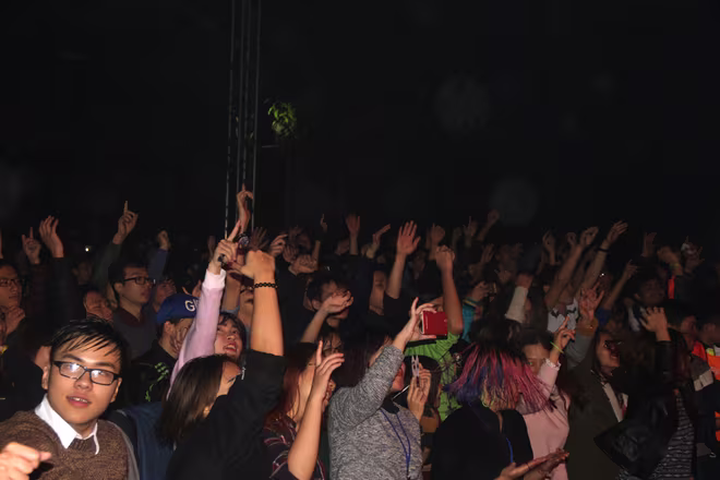 Hàng ngàn sinh viên đội mưa "cháy" trong đêm nhạc hội INED ảnh 7