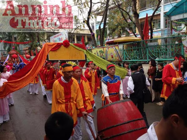 Lễ rước “hoành tráng” ở làng lụa lớn nhất nước ảnh 15 Lễ rước “hoành tráng” ở làng lụa lớn nhất nước ảnh 15