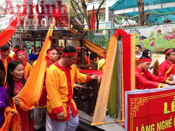 Lễ rước “hoành tráng” ở làng lụa lớn nhất nước ảnh 31 Lễ rước “hoành tráng” ở làng lụa lớn nhất nước ảnh 31