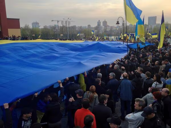 Ukraine phản ứng vì bị đốt quốc kỳ tại Ba Lan ảnh 1