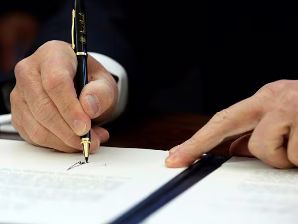 Gần nửa số dân Mỹ ủng hộ luật cấm nhập cảnh gây tranh cãi của ông Trump ảnh 1