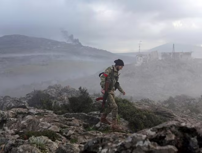 Tay súng của Quân đội Syria Tự do (FSA) được Thổ Nhĩ Kỳ hậu thuẫn xuất hiện ở Afrin (Syria) Tay súng của Quân đội Syria Tự do (FSA) được Thổ Nhĩ Kỳ hậu thuẫn xuất hiện ở Afrin (Syria)