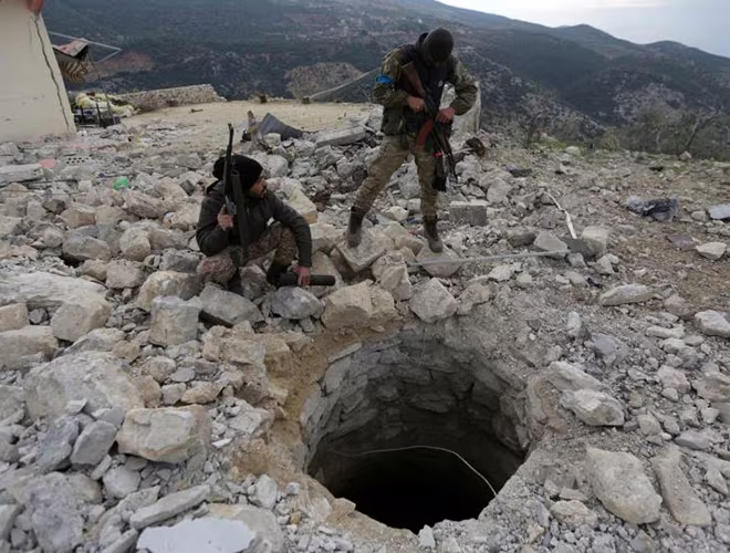 Hai tay súng FSA đứng trên đống đổ nát ở phía bắc Afrin, sau khi giành được khu vực này từ tay YPG Hai tay súng FSA đứng trên đống đổ nát ở phía bắc Afrin, sau khi giành được khu vực này từ tay YPG