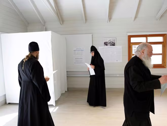 Những cử tri Nga đặc biệt là các giáo sĩ và nữ tu bỏ phiếu tại Jerusalem