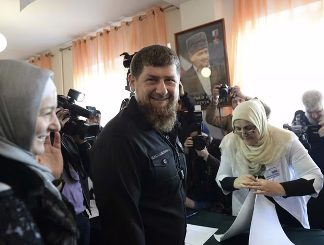 Lãnh đạo Cộng hòa Chechnya Ramzan Kadyrov - một đồng minh thân cận của ông Putin - đi bỏ phiếu tại Tsentoroy