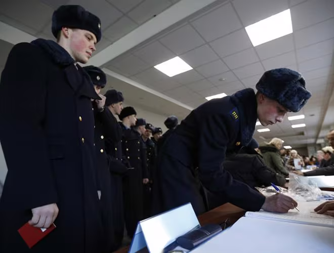 Các thành viên trong lực lượng quân sự Nga tham gia bỏ phiếu để chọn ra người đứng đầu Điện Kremlin