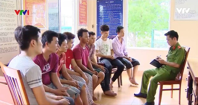 Nhiều đối tượng quá khích, gây rối ở Bình Thuận thừa nhận bị dụ dỗ, lôi kéo ảnh 3 Các đối tượng tại trụ sở Công an.
