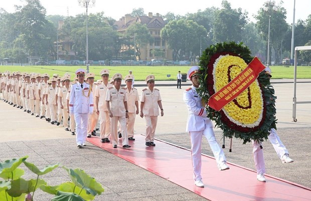Lãnh đạo Đảng, Nhà nước đặt vòng hoa và vào Lăng viếng Bác hình ảnh 2 Lanh dao Dang, Nha nuoc dat vong hoa va vao Lang vieng Bac hinh anh 2