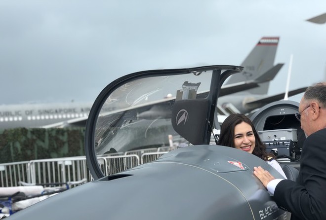 Máy bay mới – tâm điểm triển lãm hàng không lớn nhất châu Á Nữ phi công duy nhất ở Singapore Airshow 2020 đang tìm hiểu chiếc Prime ISP lần đầu ra mắt tại sự kiện hàng không lớn nhất châu Á. Ảnh: Gia Bảo.