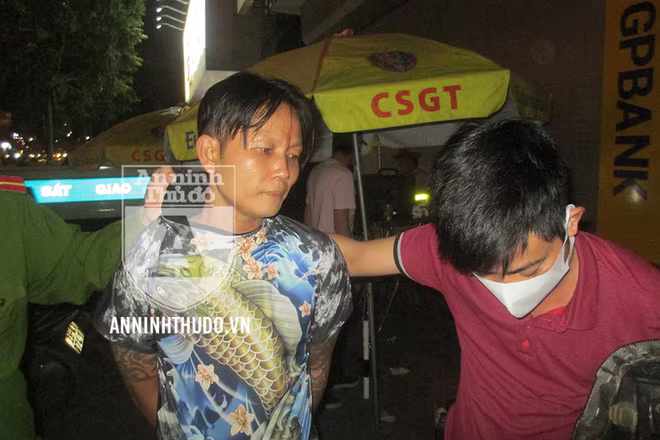 [CLIP] Giắt kim tiêm quanh người, đối tượng ngoan cố bị khống chế tại chốt 141 ảnh 1