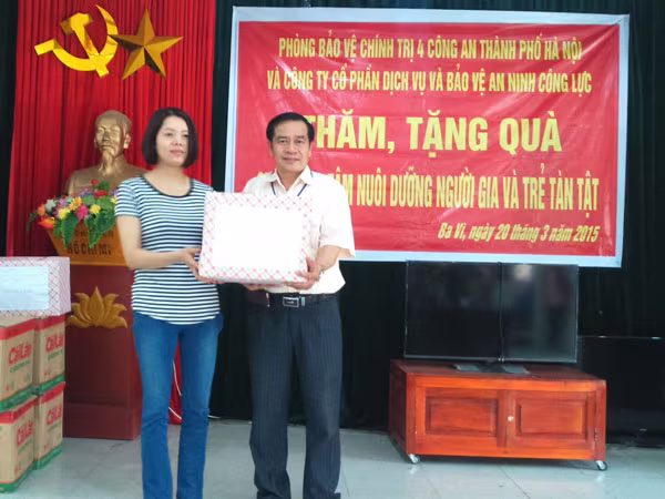 Những tấm lòng đến với Trung tâm nuôi dưỡng người già và trẻ tàn tật Ba Vì ảnh 2 Những tấm lòng đến với Trung tâm nuôi dưỡng người già và trẻ tàn tật Ba Vì ảnh 2