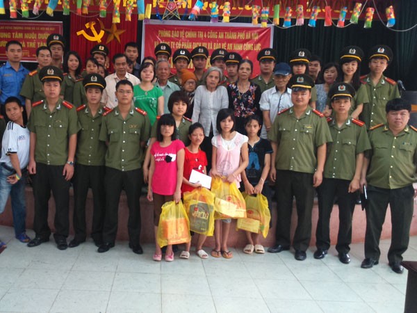 Những tấm lòng đến với Trung tâm nuôi dưỡng người già và trẻ tàn tật Ba Vì ảnh 3 Những tấm lòng đến với Trung tâm nuôi dưỡng người già và trẻ tàn tật Ba Vì ảnh 3