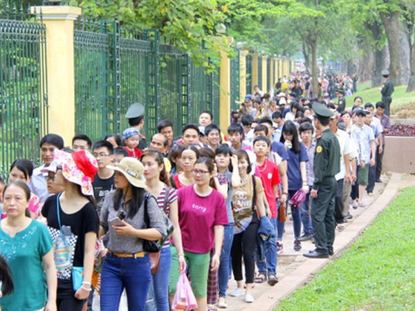 Dòng người xếp hàng vào Lăng viếng Chủ tịch Hồ Chí Minh ảnh 1 Dòng người xếp hàng vào Lăng viếng Chủ tịch Hồ Chí Minh ảnh 1