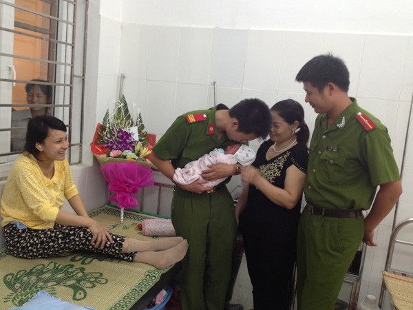 Chuyện cảnh sát hình sự... đỡ đẻ giữa đêm giông gió ảnh 1 Chuyện cảnh sát hình sự... đỡ đẻ giữa đêm giông gió ảnh 1