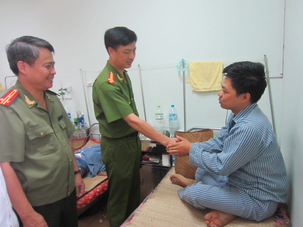 Thăm hỏi CBCS bị thương khi làm nhiệm vụ ảnh 1 Thăm hỏi CBCS bị thương khi làm nhiệm vụ ảnh 1