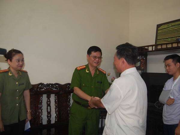 Thăm hỏi CBCS bị thương khi làm nhiệm vụ ảnh 2 Thăm hỏi CBCS bị thương khi làm nhiệm vụ ảnh 2