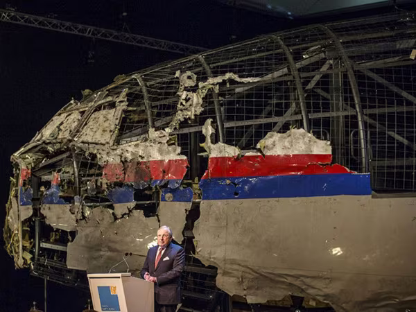 Audio 14-10-2015: Bắt đối tượng chiếm đoạt tài sản qua mạng và việc công bố vụ rơi máy bay MH17  ảnh 4 Audio 14-10-2015: Bắt đối tượng chiếm đoạt tài sản qua mạng và việc công bố vụ rơi máy bay MH17  ảnh 4