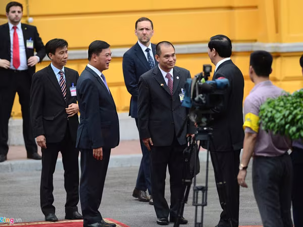 Chân dung người phiên dịch của Obama tại Việt Nam ảnh 3 Chân dung người phiên dịch của Obama tại Việt Nam ảnh 3