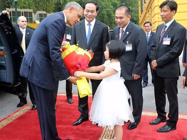 Chân dung người phiên dịch của Obama tại Việt Nam ảnh 8 Chân dung người phiên dịch của Obama tại Việt Nam ảnh 8