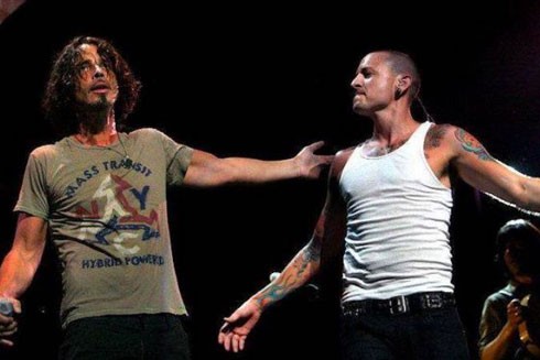 Chester Bennington của Linkin Park treo cổ tự tử ở tuổi 41: Tuổi thơ bị lạm dụng, vô gia cư, rượu và ma túy ảnh 5 Chester Bennington của Linkin Park treo cổ tự tử ở tuổi 41: Tuổi thơ bị lạm dụng, vô gia cư, rượu và ma túy ảnh 5