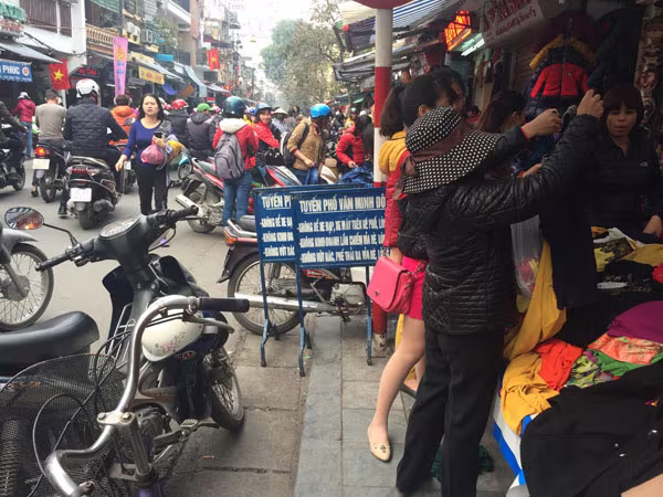 Cận Tết, tắc đường vì mua hàng xả kho, thanh lý ảnh 6 Cận Tết, tắc đường vì mua hàng xả kho, thanh lý ảnh 6