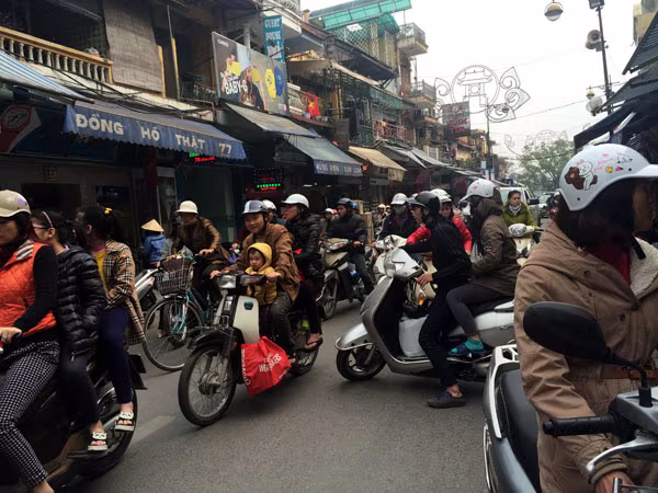 Cận Tết, tắc đường vì mua hàng xả kho, thanh lý ảnh 7 Cận Tết, tắc đường vì mua hàng xả kho, thanh lý ảnh 7